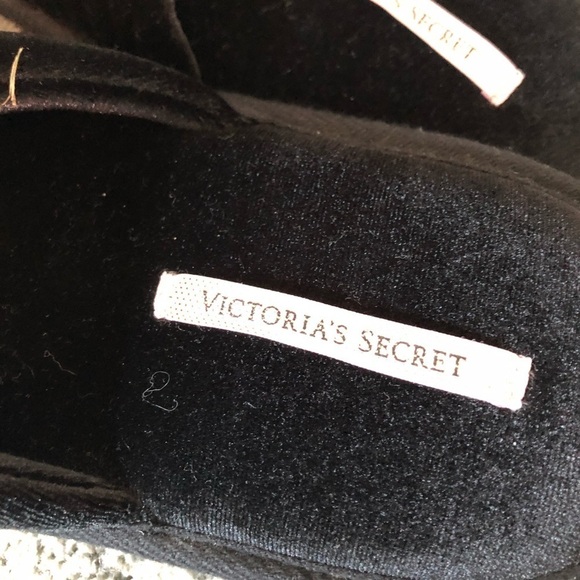 Victoria’s Secret Black Pom Pom Pretty Slippers Size Medium - Picture 6 of 8